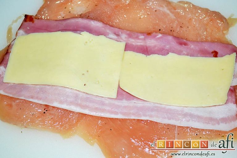 Rollitos de pechuga de pollo con salsa de setas variadas y reducción al Pedro Ximénez, colocar encima del bacon una loncha de queso partida en dos