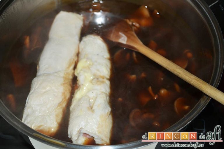 Rollitos de pechuga de pollo con salsa de setas variadas y reducción al Pedro Ximénez, introducir los rollos en el cazo con la salsa