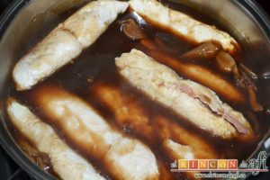 Rollitos de pechuga de pollo con salsa de setas variadas y reducción al Pedro Ximénez, dejar que la salsa espese