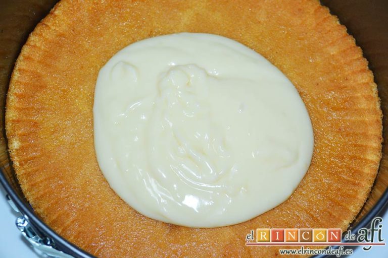 Tarta alegría, engrasar un molde desmoldable, poner la primera plancha de bizcocho y crema pastelera encima