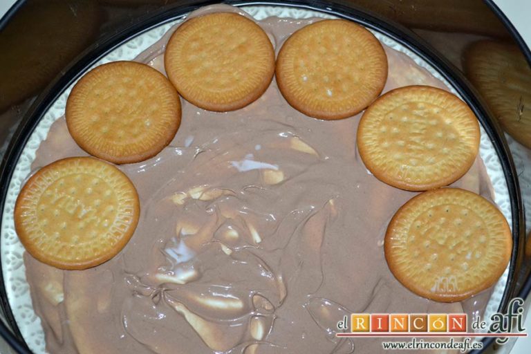 Tarta de galletas con chocolate y crema pastelera, poner una capa de crema de chocolate y cubrirla con galletas mojadas en leche templada