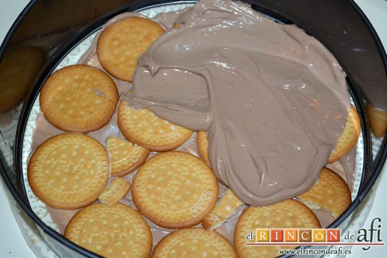 Tarta de galletas con chocolate y crema pastelera, cubrir con otra capa de crema de chocolate