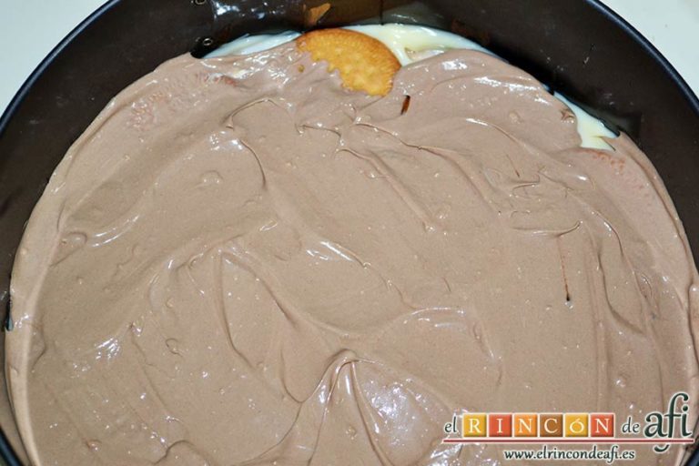 Tarta de galletas con chocolate y crema pastelera, poner otra capa de galletas y otra de crema de chocolate