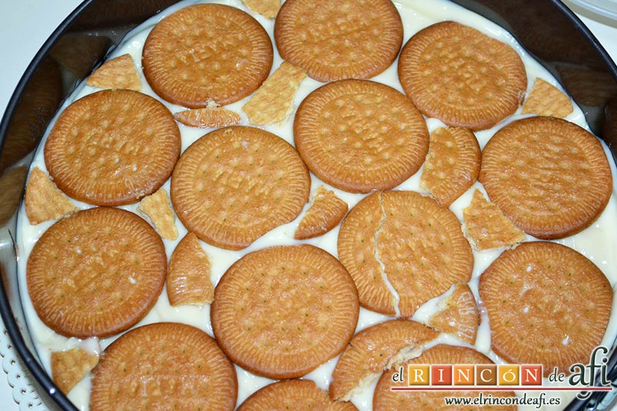 Tarta de galletas con chocolate y crema pastelera, poner encima una capa de galletas, crema pastelera y otra capa de galletas