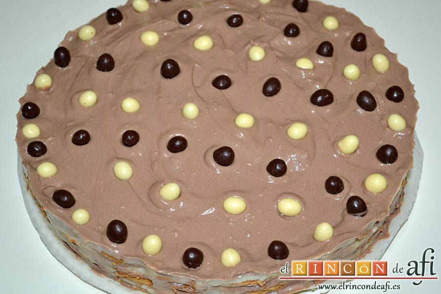 Tarta de galletas con chocolate y crema pastelera, desmoldar y cubrir de crema de chocolate y virutas los laterales