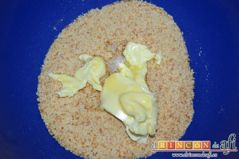 Tarta de requesón, triturarlos y ponerlos en un bol con el azúcar y la mantequilla en pomada