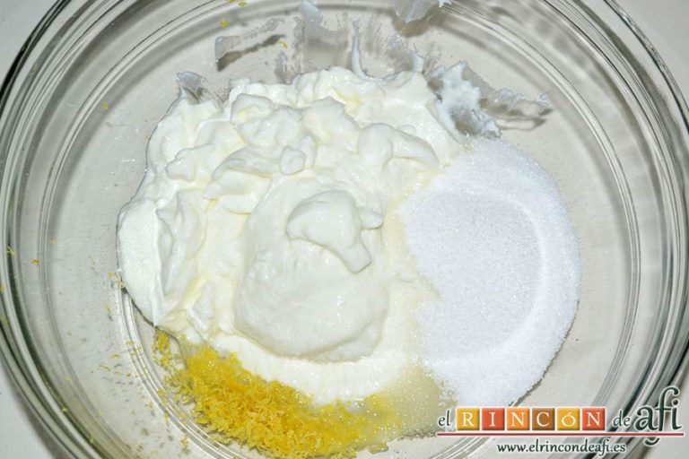 Tarta de requesón, en un bol el requesón, 100 gramos de azúcar y el zumo y la ralladura de limón