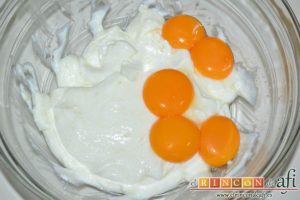 Tarta de requesón, añadir las yemas de los huevos