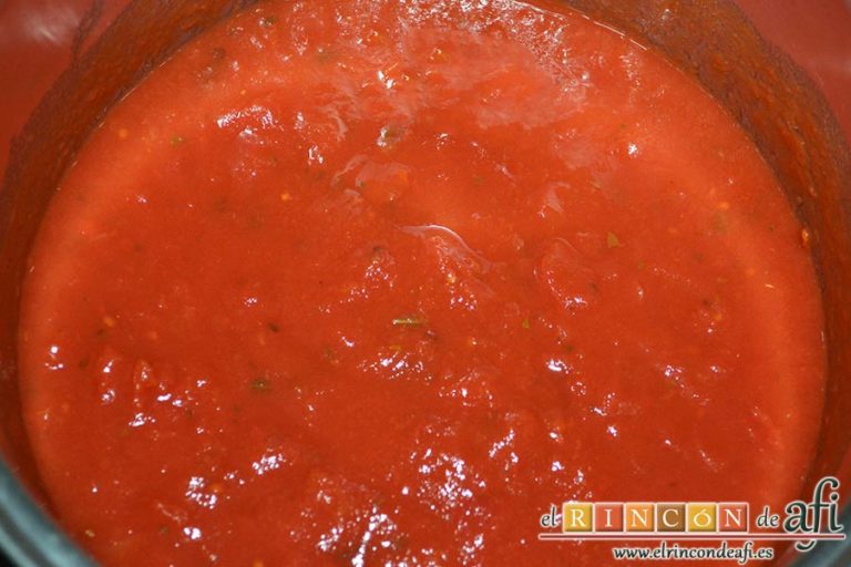 Berenjenas a la parmesana, calentar la salsa de tomate