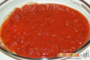Berenjenas a la parmesana, en una fuente apta para horno poner una capa de salsa de tomate
