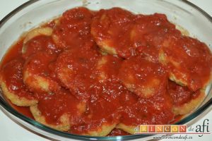 Berenjenas a la parmesana, cubrir con salsa de tomate