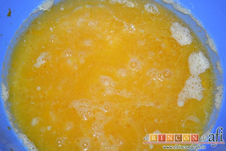 Bollos de naranja, echar las tres medidas de aceite de girasol