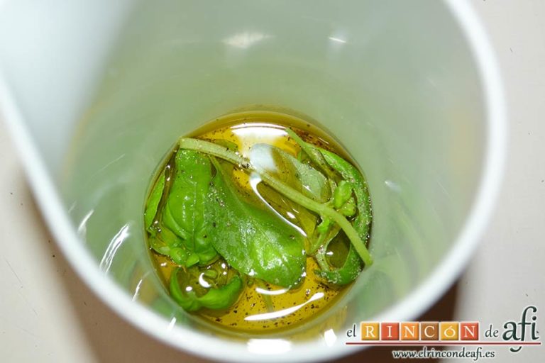 Ensalada caprese, poner en el vaso de la minipimer el aceite de oliva virgen extra, unas hojas de albahaca y pimientas molidas