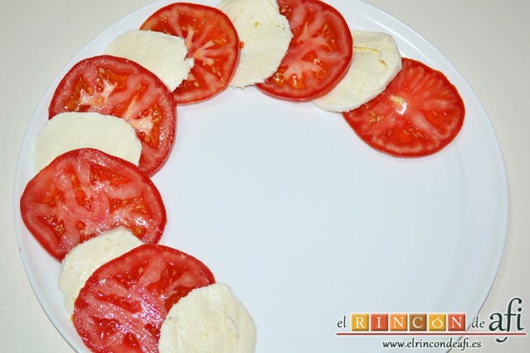 Ensalada caprese, montar el plato alternando láminas de mozzarella y tomate