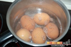 Ensalada de papas con salsa tártara, sancochar los huevos