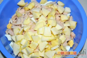 Ensalada de papas con salsa tártara, pelar las manzanas, descorazonarlas, trocearlas y añadirlas al bol