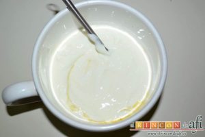 Helado de yogur con salsa de arándanos y moras, mezclar con el yogur