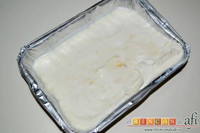 Helado de yogur con salsa de arándanos y moras, verter en un molde