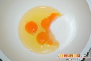Bizco-flan, poner en un bol el azúcar con los tres huevos