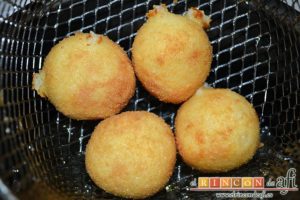 Bolitas de papas y queso parmesano, freír en abundante aceite de oliva