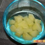 Dados de pera a la canela con su almíbar