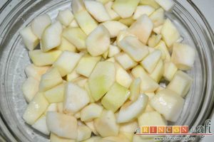 Dados de pera a la canela con su almíbar, pelar, descorazonar y trocear las peras, ponerlas en un bol con zumo de limón