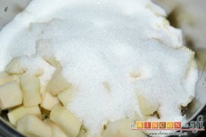 Dados de pera a la canela con su almíbar, echarlo a un caldero y añadir el azúcar