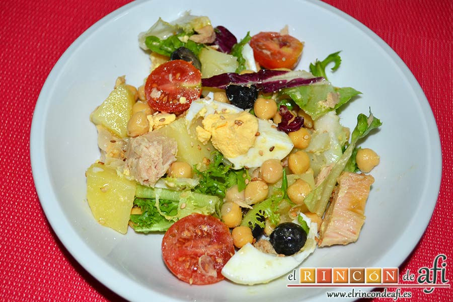 Ensalada de garbanzos, papas, tomates, atún y huevos