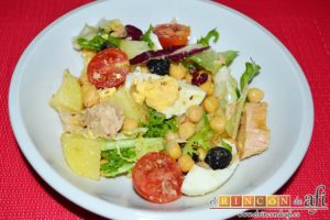 Ensalada de garbanzos, papas, tomates, atún y huevos, sugerencia de presentación