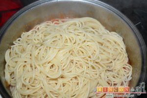 Espaguetis con salchichas y aceitunas, hacer la pasta y añadirla