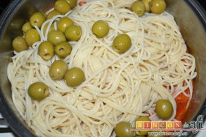 Espaguetis con salchichas y aceitunas, añadir las aceitunas bien escurridas