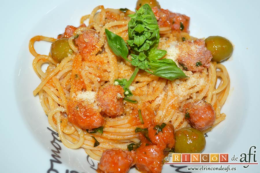 Espaguetis con salchichas y aceitunas, sugerencia de presentación