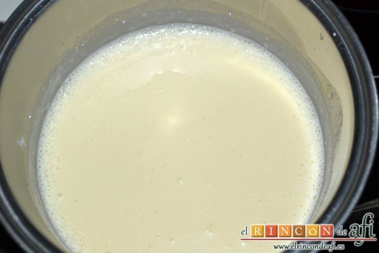 Flan de queso crema, batir hasta que se disuelvan en leche caliente