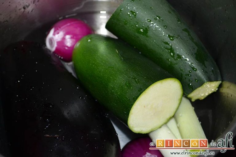 Secreto de cerdo a la plancha con verduras al horno, añadir agua a la mitad