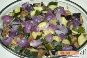 Secreto de cerdo a la plancha con verduras al horno, salpimentar y rociar con un poco de aceite de oliva