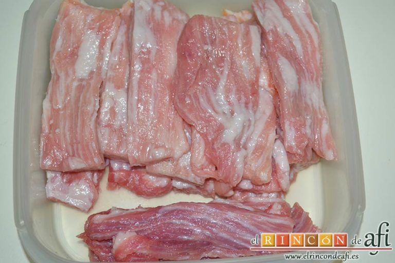 Secreto de cerdo a la plancha con verduras al horno, cortarlos en trozos rectangulares
