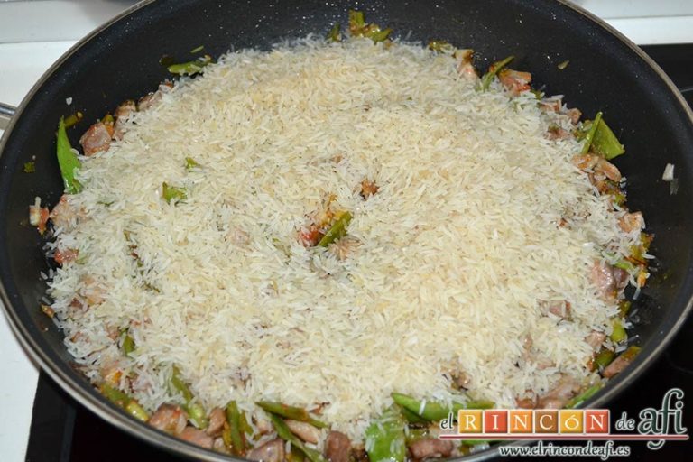 Arroz con secreto ibérico, alcachofas y ajos tiernos, calentar el sofrito y añadir el arroz