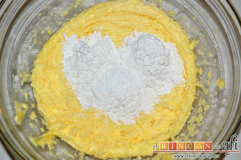 Galletas de zanahoria con almendras, mezclar en un bol la harina y la levadura tamizadas e ir incorporándolas poco a poco a la mezcla