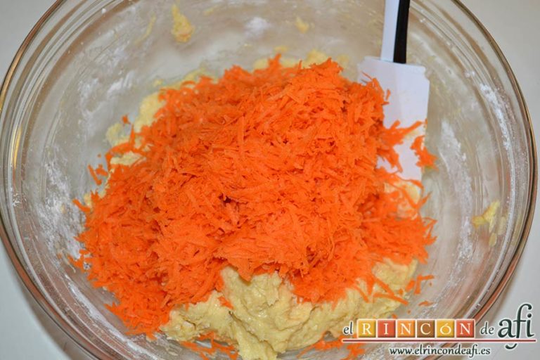 Galletas de zanahoria con almendras, añadir la zanahoria rallada