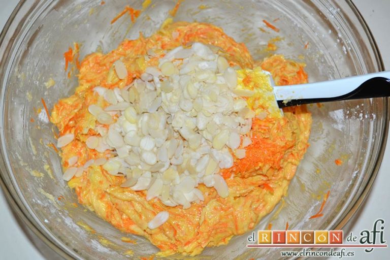 Galletas de zanahoria con almendras, añadir las almendras laminadas