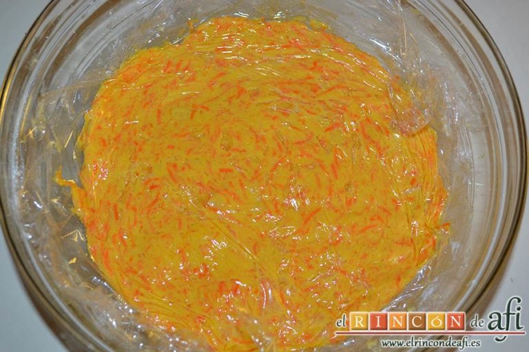 Galletas de zanahoria con almendras, cubrir con film dejándolo pegado a la masa y meter en bol en la nevera