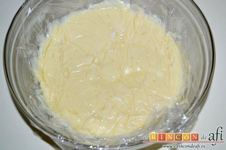 Hojaldre crujiente con crema pastelera y rodajas de manga fresca, hacer la crema pastelera al microondas