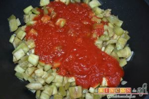 Pasta con berenjenas, añadir el tomate triturado