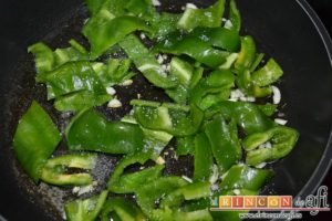 Salteado de ajos, cebolla, setas de cardo y pimientos verdes italianos, cuando empiecen a dorar añadir los pimientos y sal