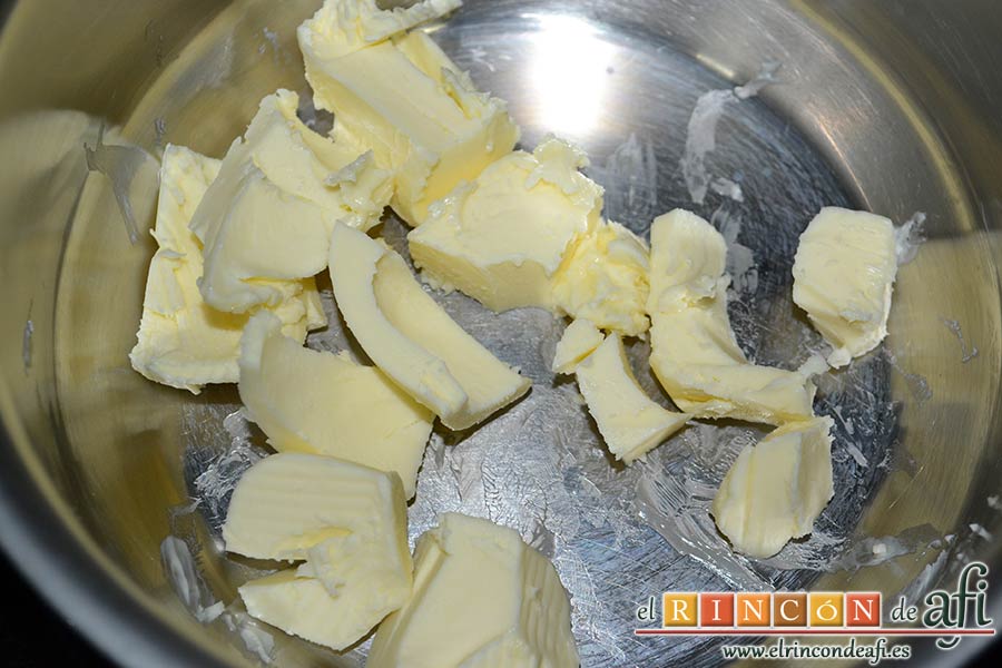Tortelloni con crema de queso azul y albahaca, poner la mantequilla al fuego en un cazo