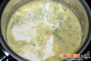 Tortelloni con crema de queso azul y albahaca, añadir la nata