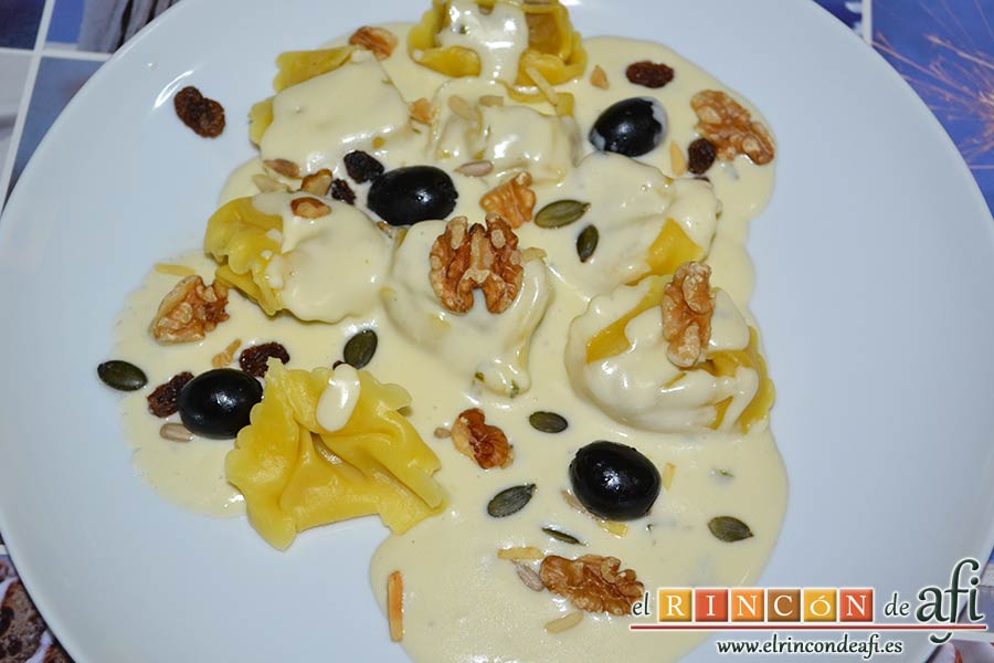 Tortelloni con crema de queso azul y albahaca, servir la pasta salseada y decorar con nueves y aceitunas