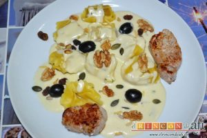Tortelloni con crema de queso azul y albahaca, sugerencia de presentación