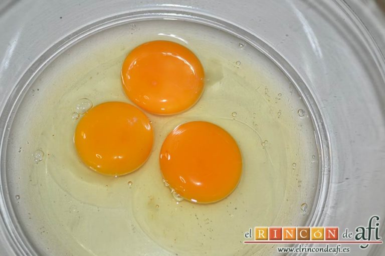 Tortitas de coliflor, poner en un bol amplio los huevos