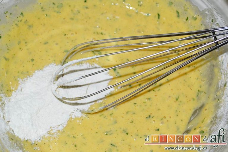 Tortitas de coliflor, añadir poco a poco la harina con levadura